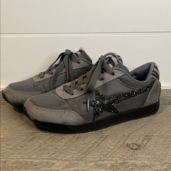 Very G Shoes - Very G Vintage Gray Star Sneakers - Size 6.5